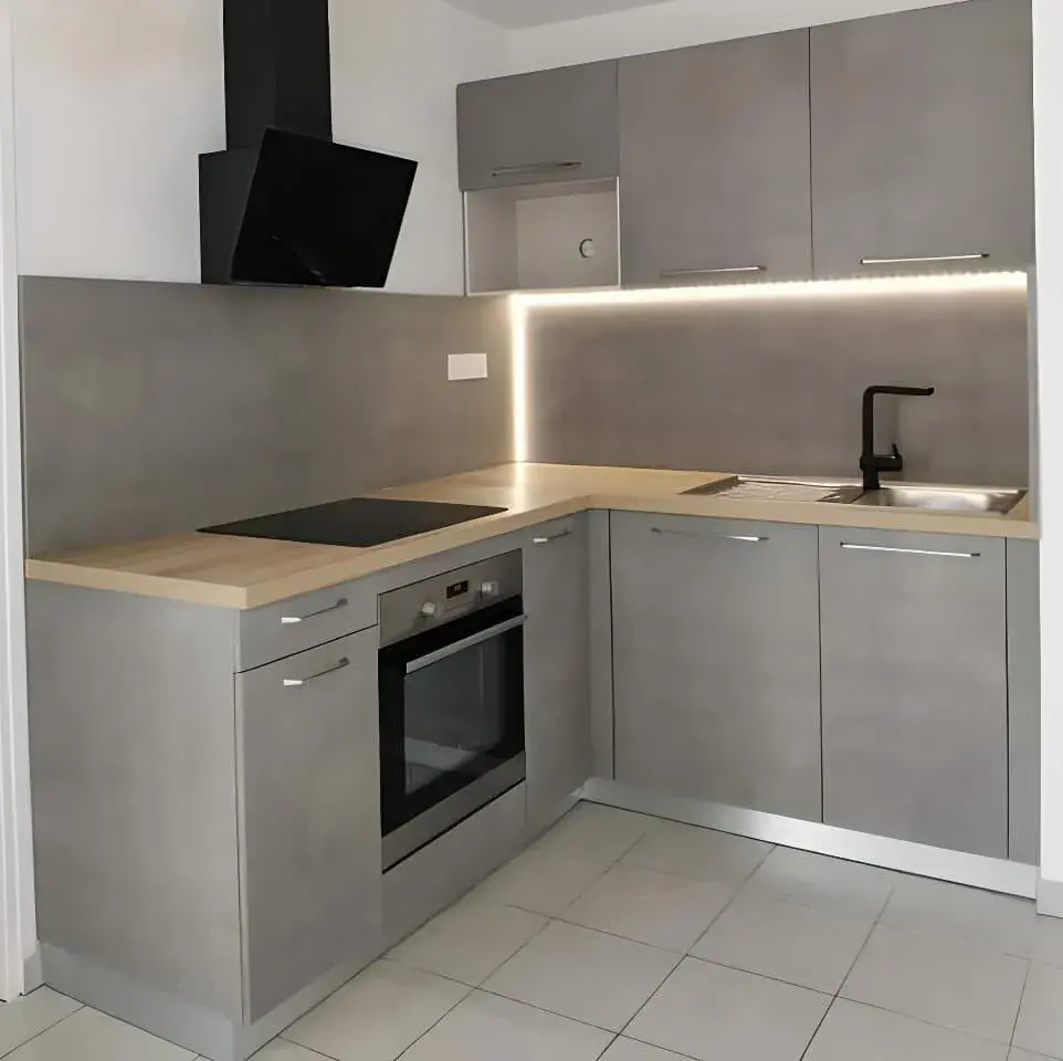 Cuisine moderne de couleur grise