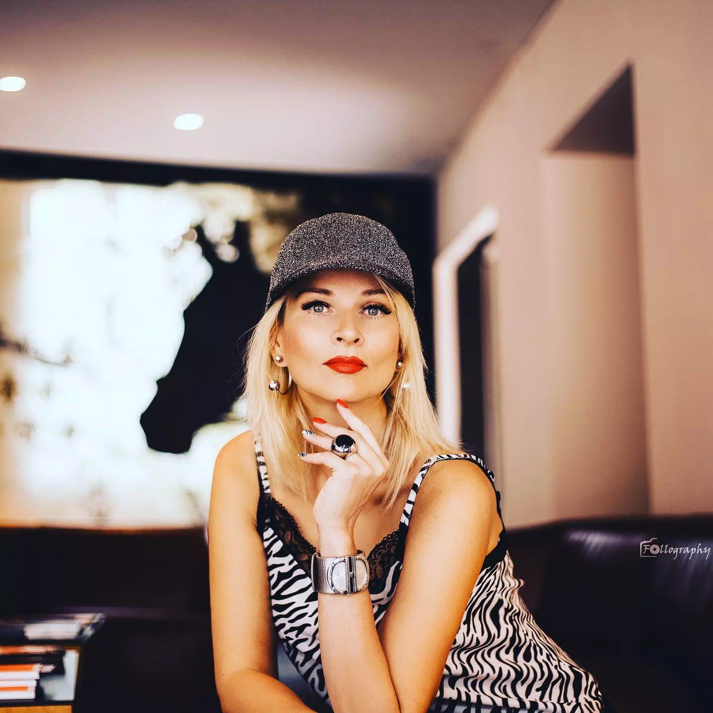 Portrait de l'architecte Iana Viola (ViolaDeco) assise sur un canape noir