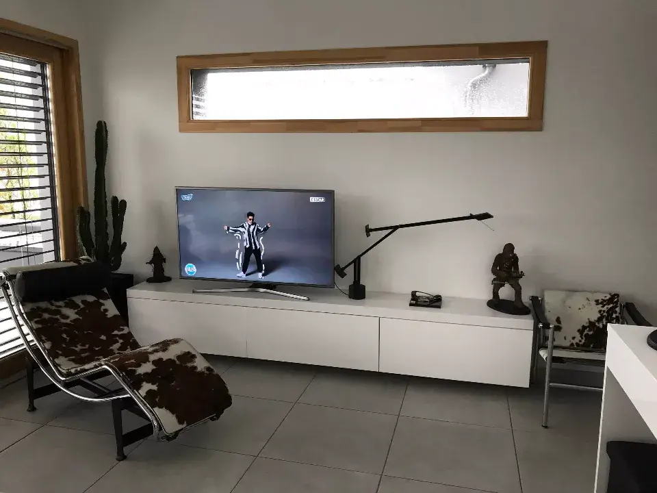 Salon avec tv, figurine, grand meuble blanc, transat et chaise couleur vache / design par ViolaDeco, Iana Viola