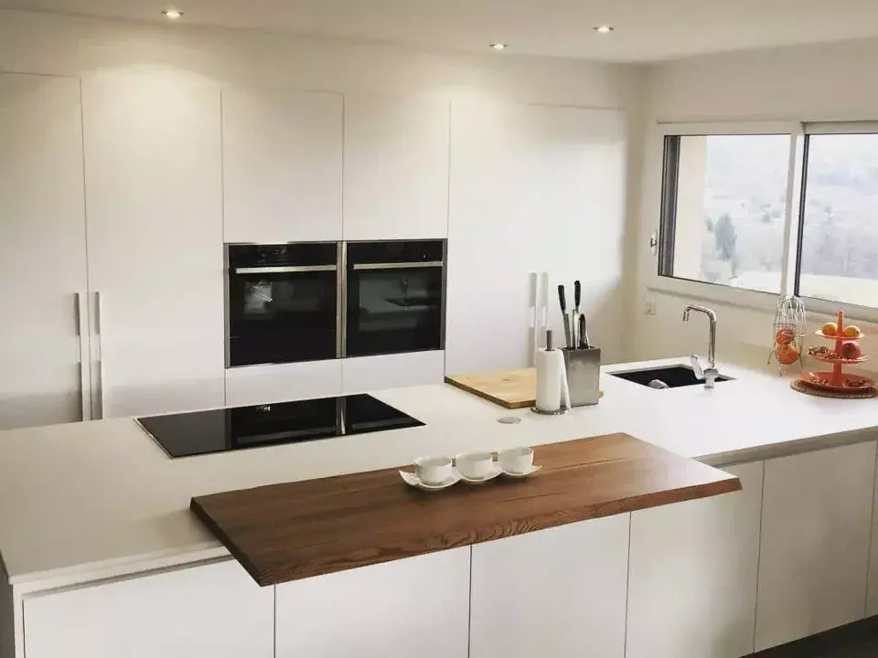 Cuisine moderne de couleur blanche avec plaque a induction, four et micro-onde dans un style epure / design par ViolaDeco, Iana Viola