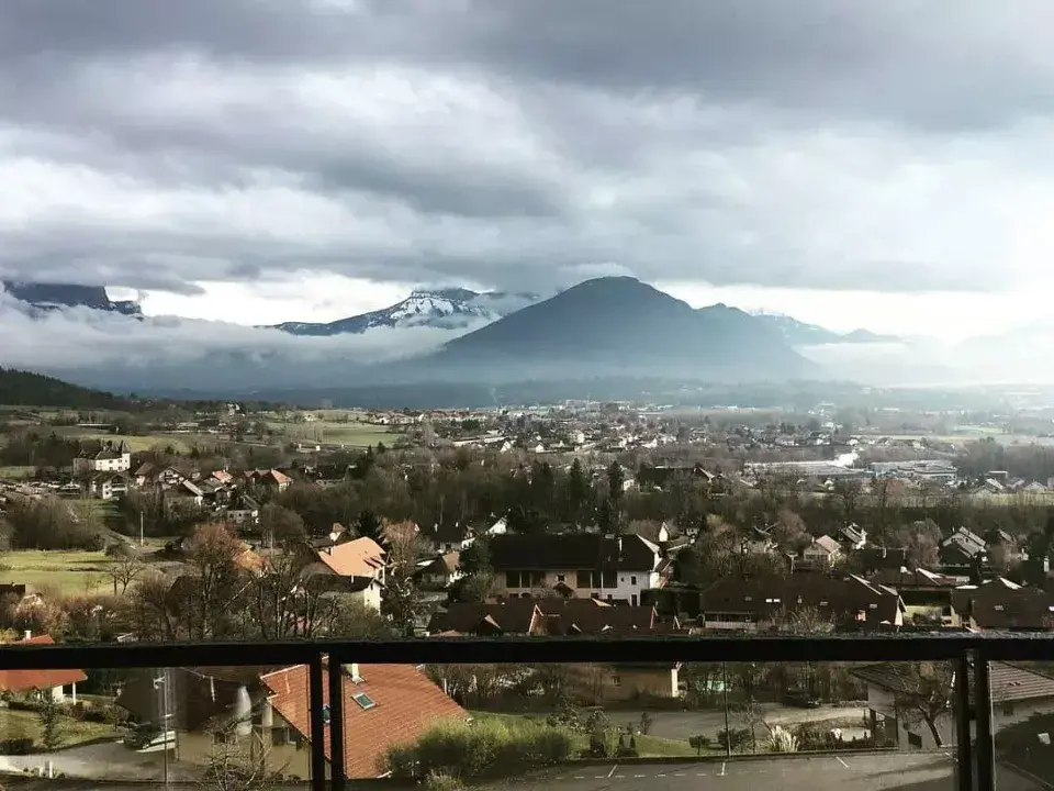Vue sur les montagnes et habitations depuis le balcon de la villa