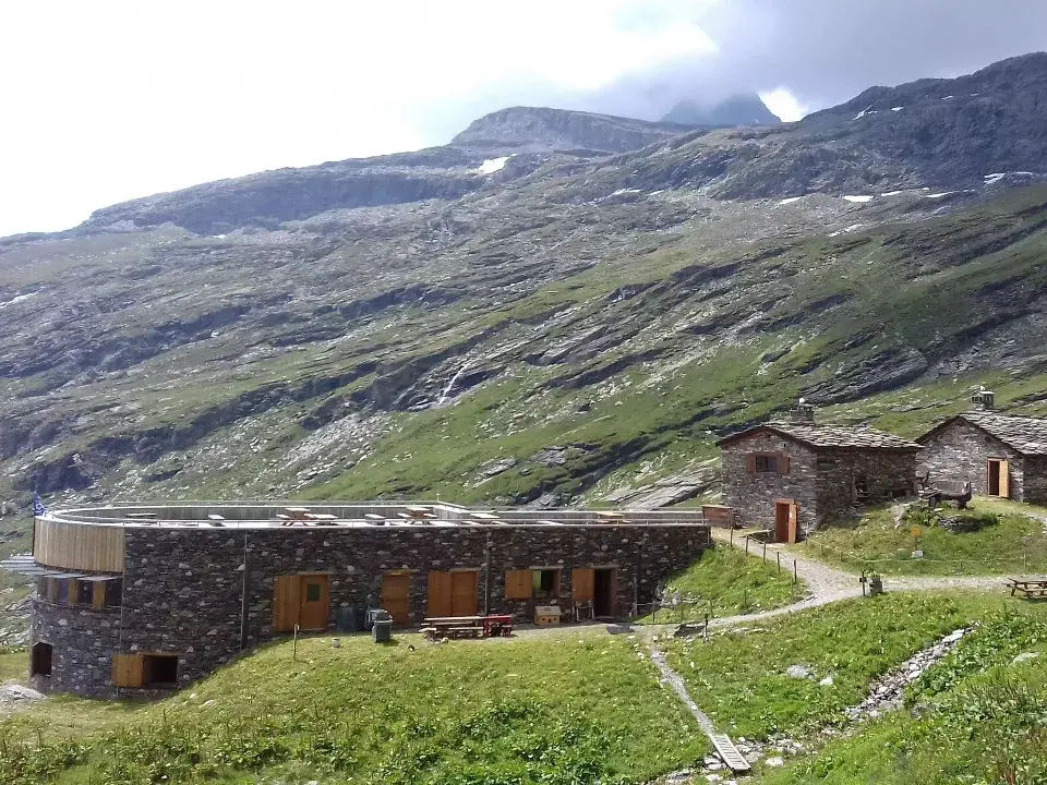 Vue aerienne sur le refuge de l'Arpont et les montagnes en Savoie